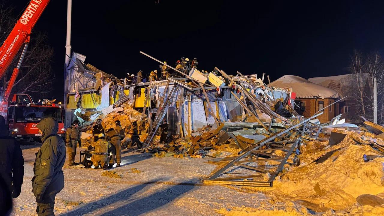 Фото Опубликованы новые кадры с места обрушения торгового центра в Новосибирске 6